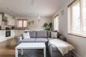 Bright, Modern, Fully Furnished Apartment - 2 FREE PARKING Spaces - 8 min LGW Airport
